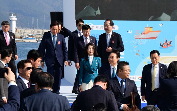 지난해 3월 통영시에서 열린 12회 수산인의 날 기념행사. 윤석열 대통령과 김건희 여사  조승환 해양수산부 장관, 박완수 경남도지사, 천영기 통영시장, 정점식 국회의원이 행사를 마치고 퇴장하고 있다. /경남도민일보DB