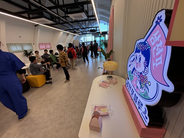 삼천포블루스 카페를 찾은 지역민들. /주성희 기자 