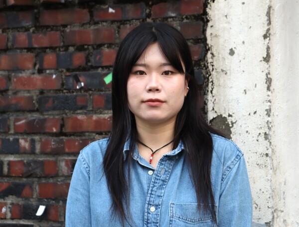 인스타그램에 이웃의 평범한 일상을 〈흐린 매거진〉이라는 이름으로 올리는 지역 청년 안지수 씨./백솔빈 기자