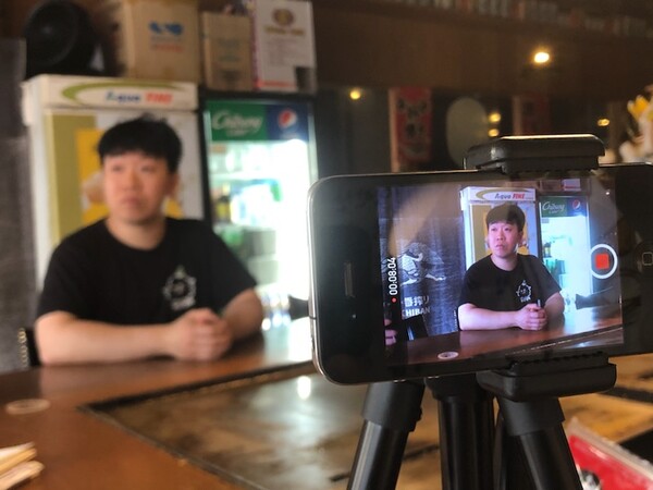 〈흐린 매거진〉 취재에 응하고 있는 일식당 〈코야〉 남동원 대표./안지수