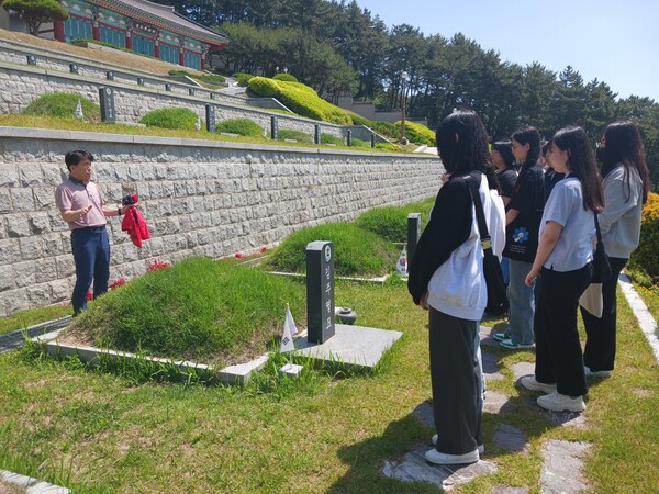마산여고 학생들이 18일  ‘3.15 역사 관련 답사’ 심화탐구를 주제로 국립 3.15민주묘지와 해양누리공원 김주열 열사 추모지에서 진로 멘토링을 했다. /경남도