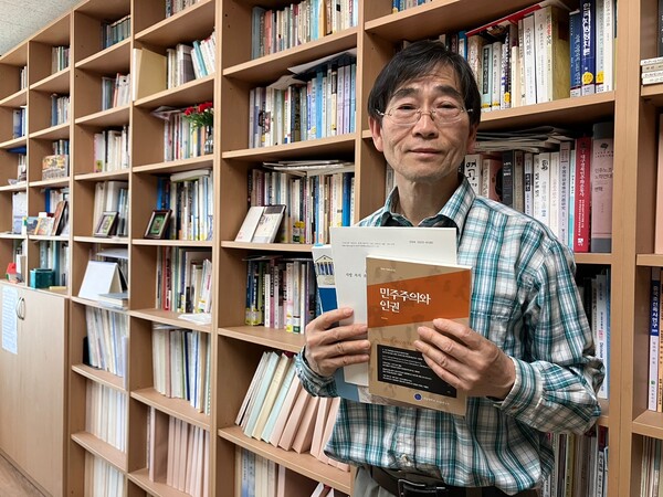 이동진 경북대 사회학과 교수가 자신이 작성한 논문 3편을 들고 서 있다. /김다솜 기자