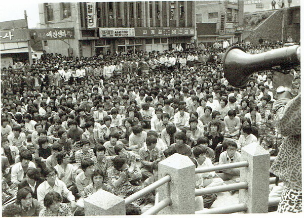 대학생들이 1980년 5월 중순쯤 3.15의거탑 옆 도로에서 연좌농성을 요구하고 있다. /박영주 경남대박물관 비상임연구원
