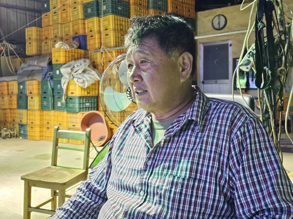 5.18 민주유공자 김지회 씨가 지난 16일 오후 밀양시 초동면 검암리 단감 밭 주변에서 인터뷰하고 있다. /최석환 기자