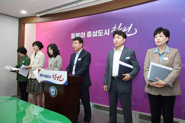창원시 복지여성보건국이 20일 시청 프레스센터에서 정례브리핑을 열었다. 서호관(오른쪽 셋째) 복지여성보건국장이 주요 시책을 발표하고 있다. /창원시