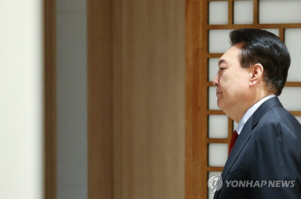 윤석열 대통령이 21일 서울 용산 대통령실 청사에서 열린 주한대사 신임장 제정식을 마친 뒤 환담장으로 향하고 있다. /연합뉴스