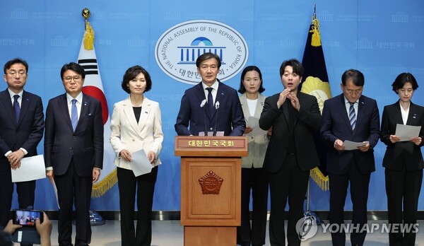 조국혁신당 조국 대표가 21일 서울 영등포구 국회에서 '3특검 3국조' 관련 기자회견을 하고 있다. /연합뉴스