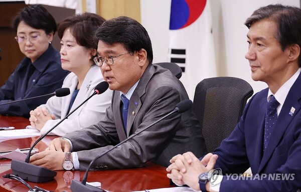 27일 국회에서 열린 제5차 조국혁신당 당선자 총회에서 황운하 원내대표가 발언을 하고 있다. 황 원내대표는 이날 회의에서 "채 상병 특검법이 부결되면 사실상 탄핵 요건이 완성된다"며 국민의힘 의원들이 재의결에서 찬성표를 던질 것을 촉구했다. /연합뉴스