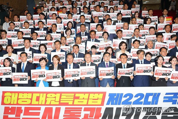 더불어민주당 이재명 대표, 조국혁신당 조국 대표 등이 28일 서울 영등포구 국회 로텐더홀에서 해병대원 특검법 재의 표결 부결 규탄 기자회견을 하고 있다. /연합뉴스