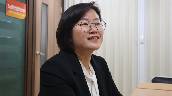 정혜경(48) 더불어민주연합 비례대표 국회의원 당선자가 지난 4월 11일 진보당 경남도당사에서  대담을 나누고 있다. /경남도민일보 DB