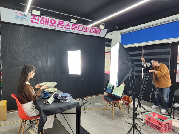 창원시 진해구 화천상가에 있는 오픈 스튜디오에서 지난 27일 경남 지역 소상공인 제품을 알리고, 판매하는 현장 라이브 커머스(휴대전화 실시간 소통판매) 방송을 했다. 이날 방송 직전 진행자가 리허설을 하고 있는 모습./우귀화 기자