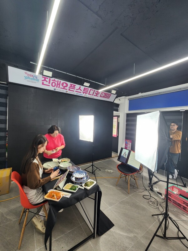 창원시 진해구 화천상가에 있는 오픈 스튜디오에서 지난 27일 경남 지역 소상공인 제품을 알리고, 판매하는 현장 라이브 커머스(휴대전화 실시간 소통판매) 방송을 했다. 이날 방송 직전 진행자와 업체 대표가 방송 무대를 꾸미고, 촬영 담당자가 이를 지켜보고 있는 모습./우귀화 기자