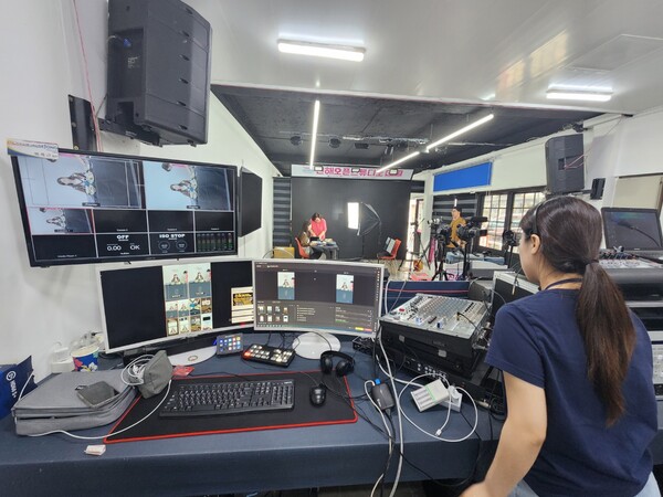 창원시 진해구 화천상가에 있는 오픈 스튜디오에서 지난 27일 경남 지역 소상공인 제품을 알리고, 판매하는 현장 라이브 커머스(휴대전화 실시간 소통판매) 방송을 했다. 이날 방송 직전 진행자와 업체 대표가 방송 무대를 꾸미고, 촬영 담당자가 이를 지켜보고 있는 모습./우귀화 기자