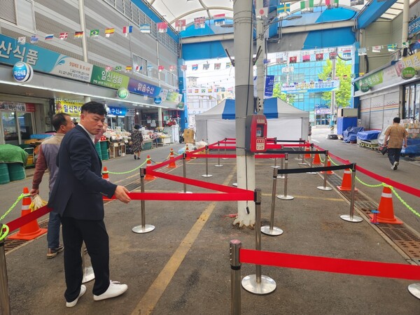 30일 천태문 마산어시장 상인회장이 6월 1일부터 12일까지 진행하는 온누리상품권 환급 행사장을 점검하고 있다./우귀화 기자