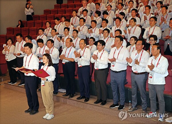 국민의힘 황우여 비상대책위원장, 추경호 원내대표를 비롯한 참석자들이 지난달 31일 오전 충남 천안 재능교육연수원에서 열린 제22대 국회의원 워크숍에서 결의문을 낭독하고 있다. /연합뉴스
