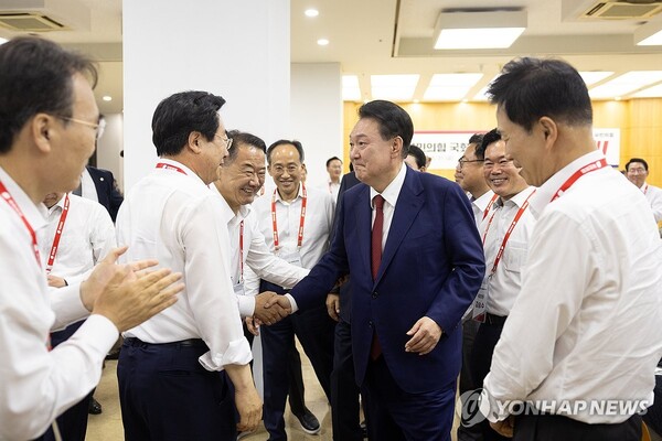 윤석열 대통령이 지난달 30일 충남 천안 재능교육연수원에서 열린 제22대 국민의힘 국회의원 워크숍에서 신성범, 박상웅, 이종욱 등 경남지역 의원들과 인사하고 있다. /연합뉴스