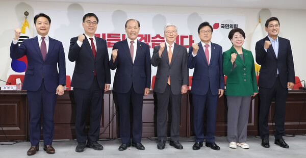 국민의힘 황우여 비상대책위원장과 여상규 당헌당규개정 특위위원장 등 위원들이 4일 오전 서울 여의도 당사에서 열린 당헌당규개정특위 임명장 수여식 및 1차 회의에 앞서 기념 촬영을 하고 있다. 왼쪽부터 김범수 위원, 최형두 위원, 황우여 비대위원장, 여상규 특위 위원장, 박형수 위원, 이달희 위원, 오신환 위원. /연합뉴스