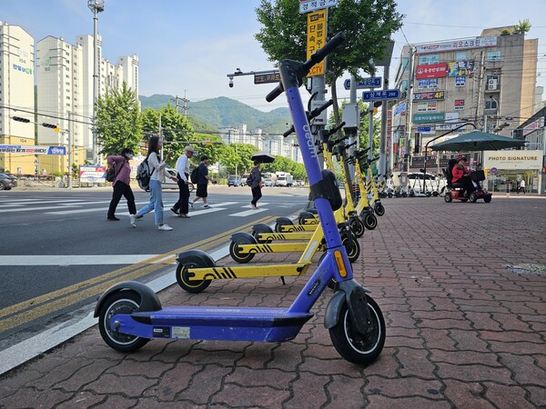  창원시 마산회원구 한 인도 개인형 이동장치 지정주차구역에 전동킥보드가 세워져 있다. /경남도민일보 DB