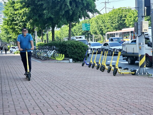 한 시민이 안전장비를 착용하지 않고 전동킥보드를 타는 모습. /경남도민일보 DB