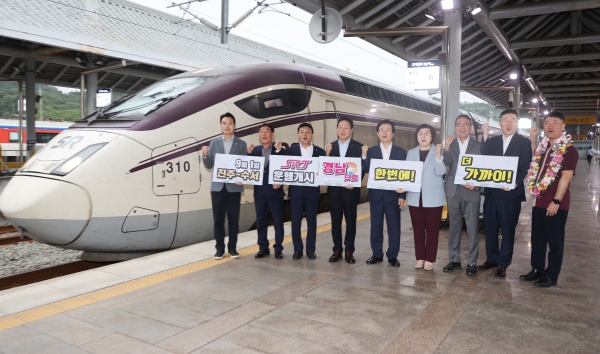 진주와 서울 수서를 잇는 고속열차가 지난해 9월 1일 오전 7시 8분 진주역에서 첫 줄발하고 있다. /경남도