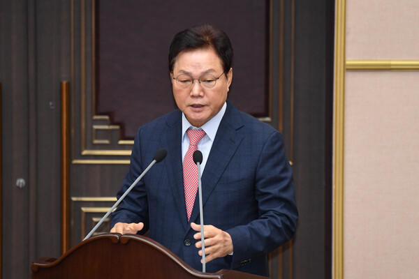 박완수 경남도지사가 지난 5일 경남도의회 본회의장에서 도정질문에 답변하고 있다. /경남도의회