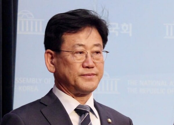 김정호 국회의원이 지난 5일 국회 소통관에서 열린 더불어민주당 기후행동의원 모임 '비상' 출범 기자회견에 참석해 발언을 듣고 있다. /김정호 페이스북