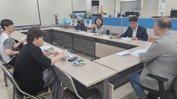 경남도민일보 23기 지면평가위원회가 지난 3일 오후 본사 5층 회의실에서 6월 회의(5월 지면평가)를 하고 있다. /유은상 기자