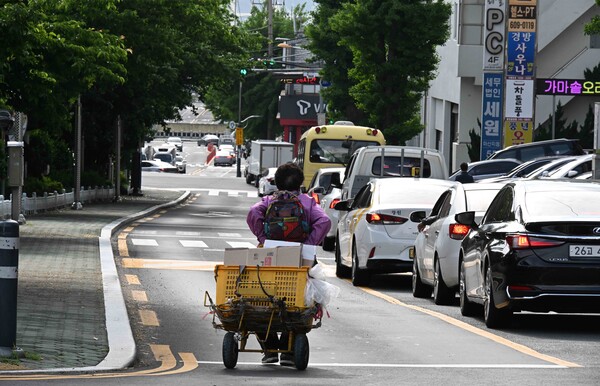 지면평가위원회 5월 이달의 기사상에 선정된 김구연 기자의 '어버이날에도' 사진