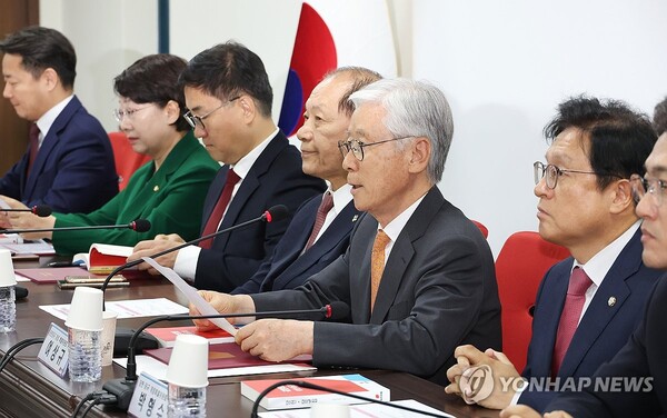 여상규 당헌당규개정 특위위원장(오른쪽 세번째)이 지난 4일 오전 서울 여의도 당사에서 열린 당헌당규개정특위 임명장 수여식 및 1차 회의에 참석해 발언하고 있다. /연합뉴스