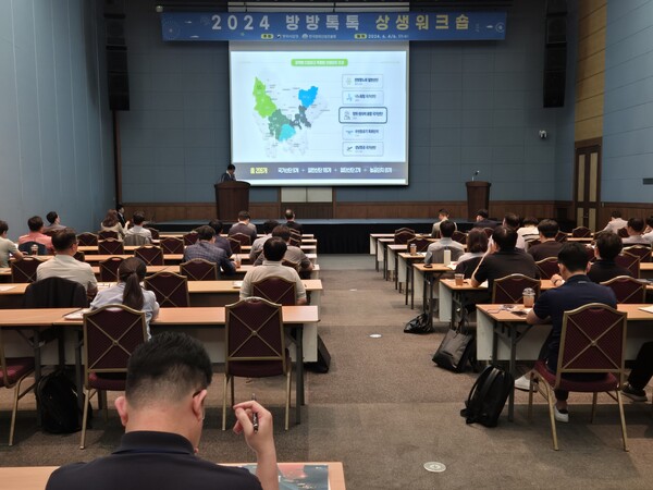 경남도는 11일 창원컨벤션센터에서 영남권 소재 방산기업을 대상으로 투자유치설명회를 개최했다. 이날 참가자들이 설명회를 경청하고 있다. /경남도