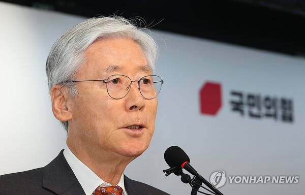 국민의힘 여상규 당헌당규개정 특위위원장이 12일 오전 서울 여의도 당사에서 당헌 당규 개정 관련 결정사항을 발표하고 있다. /연합뉴스