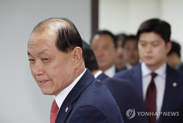 국민의힘 황우여 비상대책위원장이 지난 10일 여의도 당사에서 열린 비대위 회의에 입장하고 있다. /연합뉴스