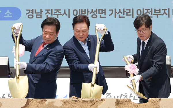 박완수(가운데) 경남도지사 등이 참석한 가운데 12일 진주시 이반성면 도농업기술원 새 청사 기공식이 열리고 있다. /경남도