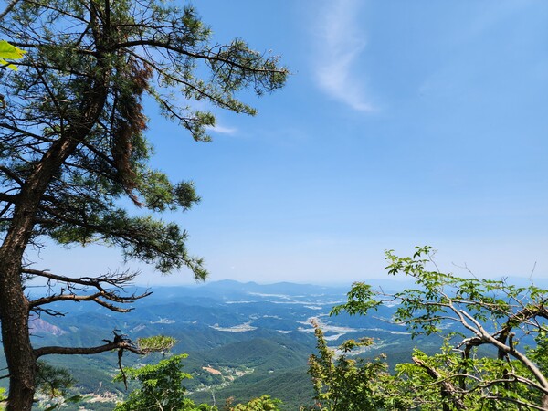 가야산국립공원 내 법전리~칠불능선 구간 신규 탐방로가 24일부터 개방된다. 신규 탐방로에서 바라본 가야산 전경. /국립공원공단 가야산국립공원사무소