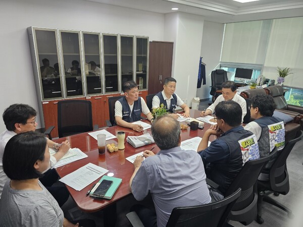 허성무 창원 성산 국회의원과 전국금속노조 한국지엠지부 관계자들이 지난 11일 국회 의원회관 허 의원 사무실에서 간담회를 하고 있다. /허성무 의원실