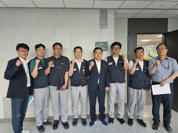 허성무 창원 성산 국회의원과 전국금속노조 한국지엠지부 관계자들이 지난 11일 국회 의원회관 허 의원 사무실에서 간담회 뒤 기념촬영을 하고 있다. /허성무 의원실
