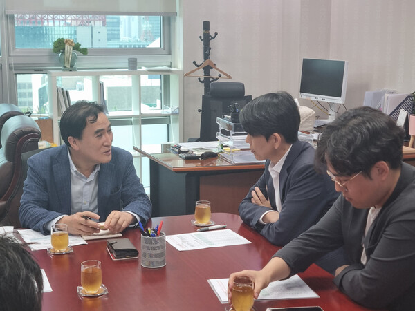 김종양(왼쪽) 국회의원이 지난 12일 창원 방위·원자력 융합 첨단 국가산업단지 조성 관련 국토교통부, 한국토지주택공사(LH) 관계자들을 불러 사업을 신속하게 추진할 관계 부처 간 협력을 요청하고 있다. /김종양 의원실