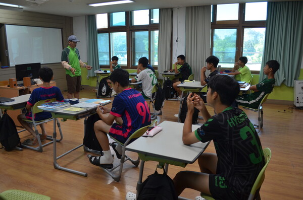 창녕 성산중학교 2학년 학생들이 모내기 체험에 앞서 학교 교실에서 모 심는 방법을 배우고 있다. /이동욱 기자