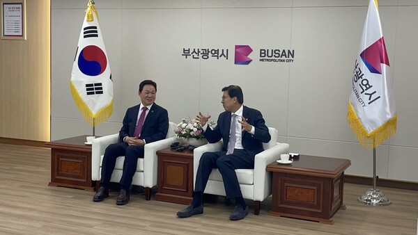 박완수(왼쪽) 경남도지사와 박형준 부산시장이 17일 부산시청에서 회동하고 공동합의문을 발표했다. /이미지