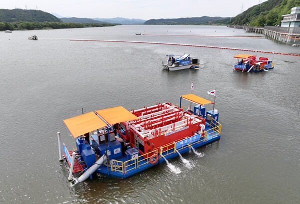 지난 5일 대구 달성군 낙동강 강정고령보 일원에서 열린 '낙동강 중·상류 녹조방제 합동훈련'에서 조류경보가 발령된 상황을 가정해 에코머신(대형 녹조 제거선)과 소형 녹조제거선 등이 녹조 방제 훈련을 하고 있다. /연합뉴스