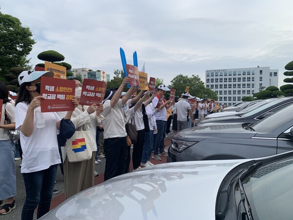 경남교육청공무원노동조합이 지난 21일 오후 경남교육청 건물 앞에서 학생 소방안전과 관련해 학교장 책임 강화를 촉구하며 침묵 시위를 벌이고 있다. /이동욱 기자