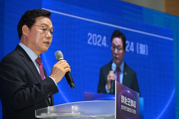 박완수 경남도지사는 24일 도청에서 민선 8기 취임 2주년 도정과 후반기 운영 방향을 발표하고 있다. /김구연