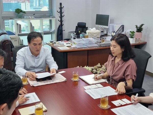 김종양 국회의원이 지난 주 방위사업청, 창원시청 관계자들을 국회로 불러 방산부품연구원 설립 당위성 등을 보고 받고 관계부처 간 조속한 협의를 요구하고 있다. /김종양 의원실