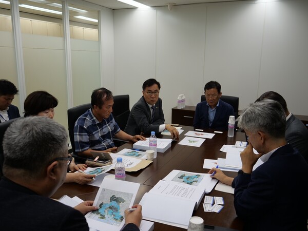 최형두 국회의원과 창원시개발제한구역주민연합회 회원들이 지난 24일 서울 광화문 규제개혁위원회를 찾아 창원시 개발제한구역 해제 청원서를 제출하고 김종석 위원장 등과 간담회를 하고 있다. /최형두 의원실