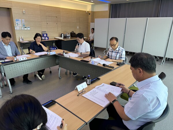 경남도는 25일 한국수자원공사 창녕함안보 사업소에서 도내 낙동강 유역 15개 시군과 녹조 대응 회의를 열었다. /경남도