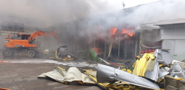 지난해 9월 창원시 성산구 세아창원특수강 내 에너지저장장치(ESS)에서 화재가 발생했다. /창원소방본부