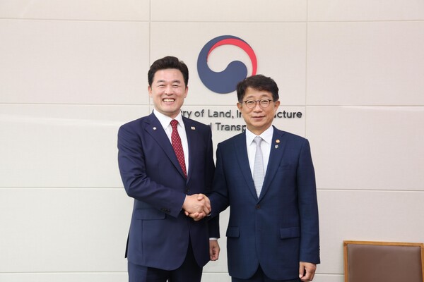 22대 국회 국토교통위원회에서 의정활동을 펼칠 윤영석 국회의원이 박상우 국토교통부 장관을 지난 24일 만나 공간구조혁신사업, 광역철도 사업 등 양산지역 현안을 논의하고 협조를 요청했다. /윤영석 국회의원실 