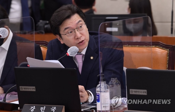 국정감사에서 질의하는 강민국 국회의원. /연합뉴스