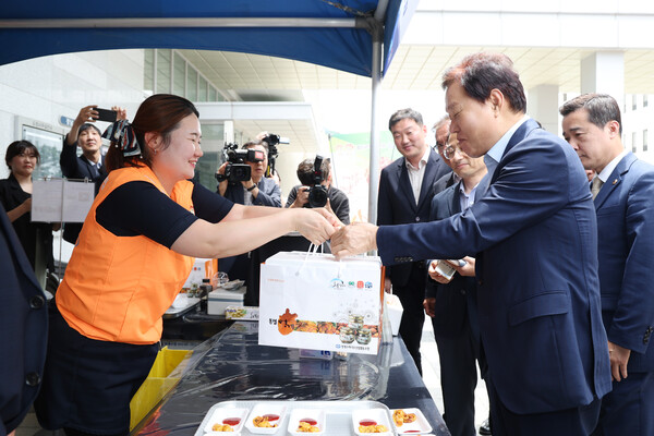 경남도는 26일 도청에서 수산물 소비촉진 판촉전 행사를 했다. /경남도