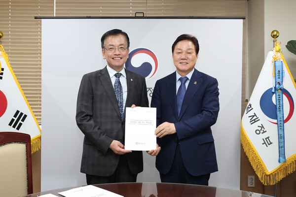 박완수 경남도지사는 27일 최상목 기획재정부 장관을 만나 경남도 역점사업에 대한 국비 지원을 요청하고 있다. /경남도